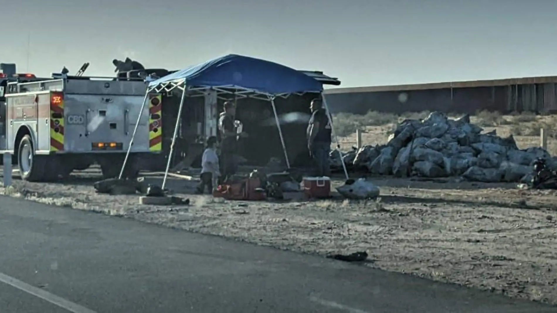 Varias horas tardaron los Bomberos Voluntarios para apagar todo vestigio de fuego en una carga de carbón que era trasladada de Caborca a Mexicali, carretera a Sonoyta, cerca del retén militar Cucapah